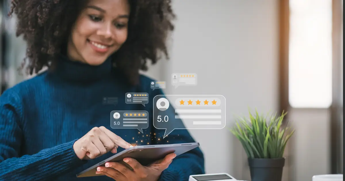 avaliações no google para empresas — cliente avaliando o atendimento pelo celular
